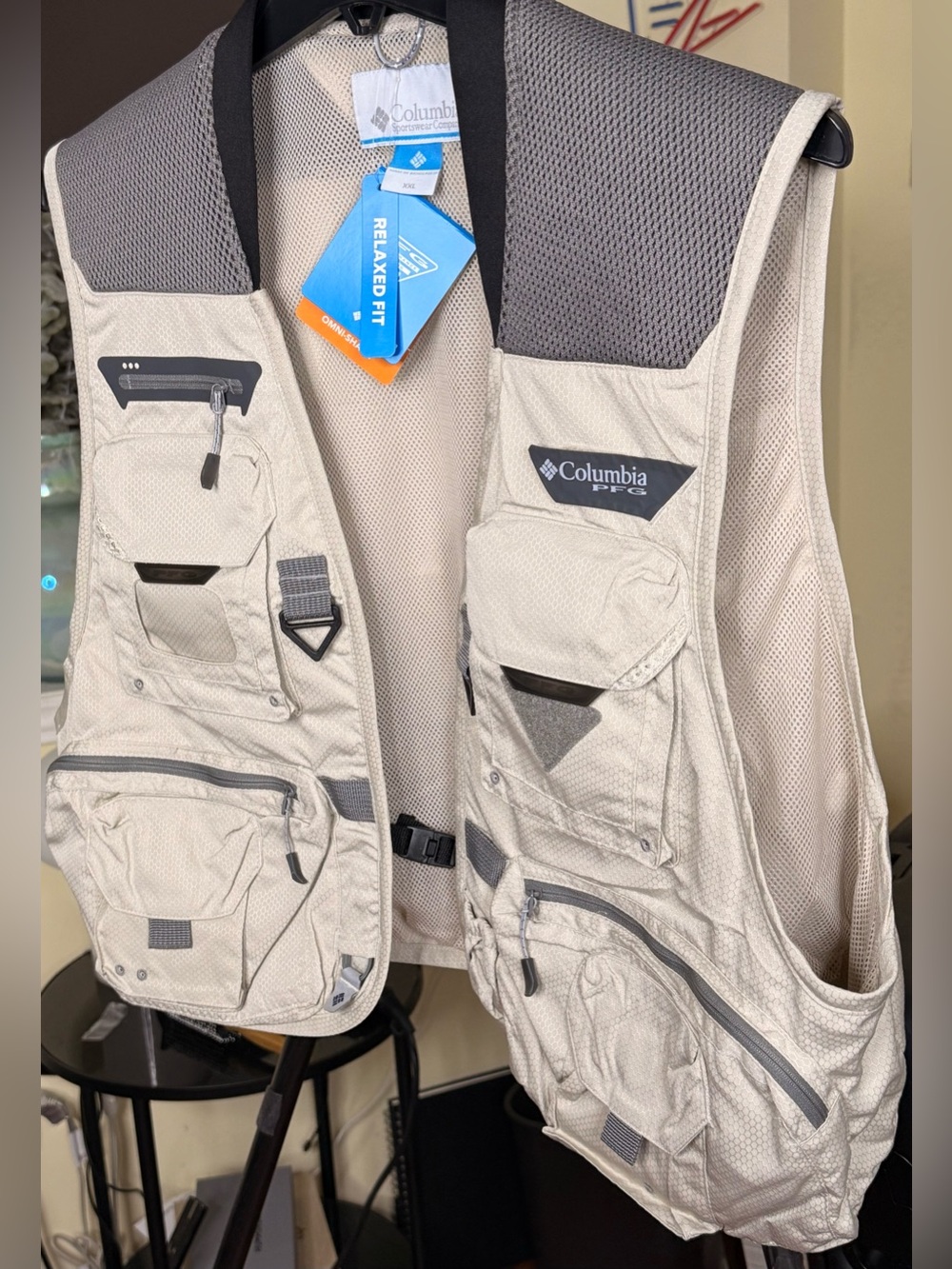 Columbia Men's Relaxed Fit - Beige
Fishing Vest - Gorgeous !!!